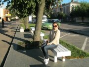 жители Бердичева обожают отдыхать на скамейках..JPG