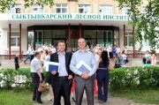 выпускники СЛИ - энергетики Вталий Хомич со товарищем..JPG